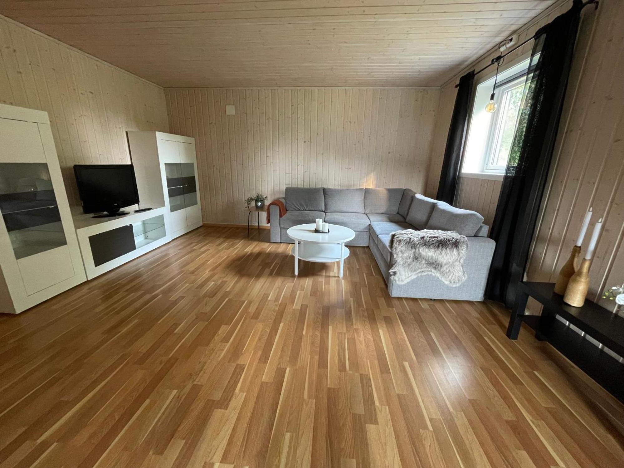 Sentral Og Romslig Leilighet Naert Senja Finnsnes Esterno foto