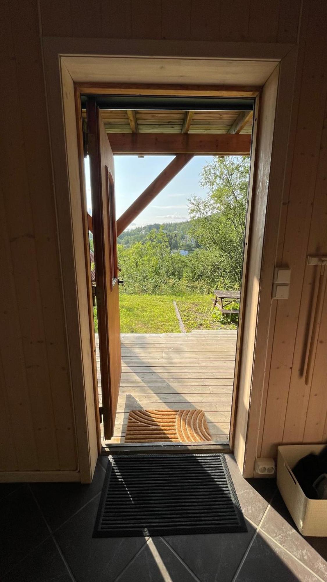 Sentral Og Romslig Leilighet Naert Senja Finnsnes Esterno foto